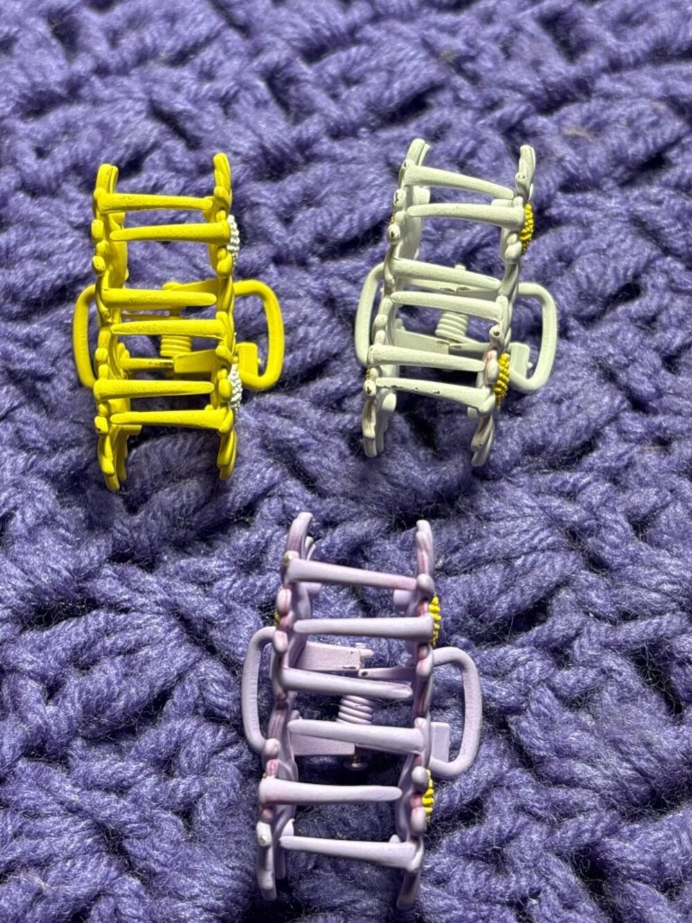 Set of 3 Daisy Mini Claw Clips Hair Clips Purple Yellow White Some Wear on Edges - Picture 4 of 4